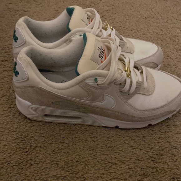 These are Nike air max 90. Going for around $200+ on StockX. Size 10 US - Picture 4 of 5